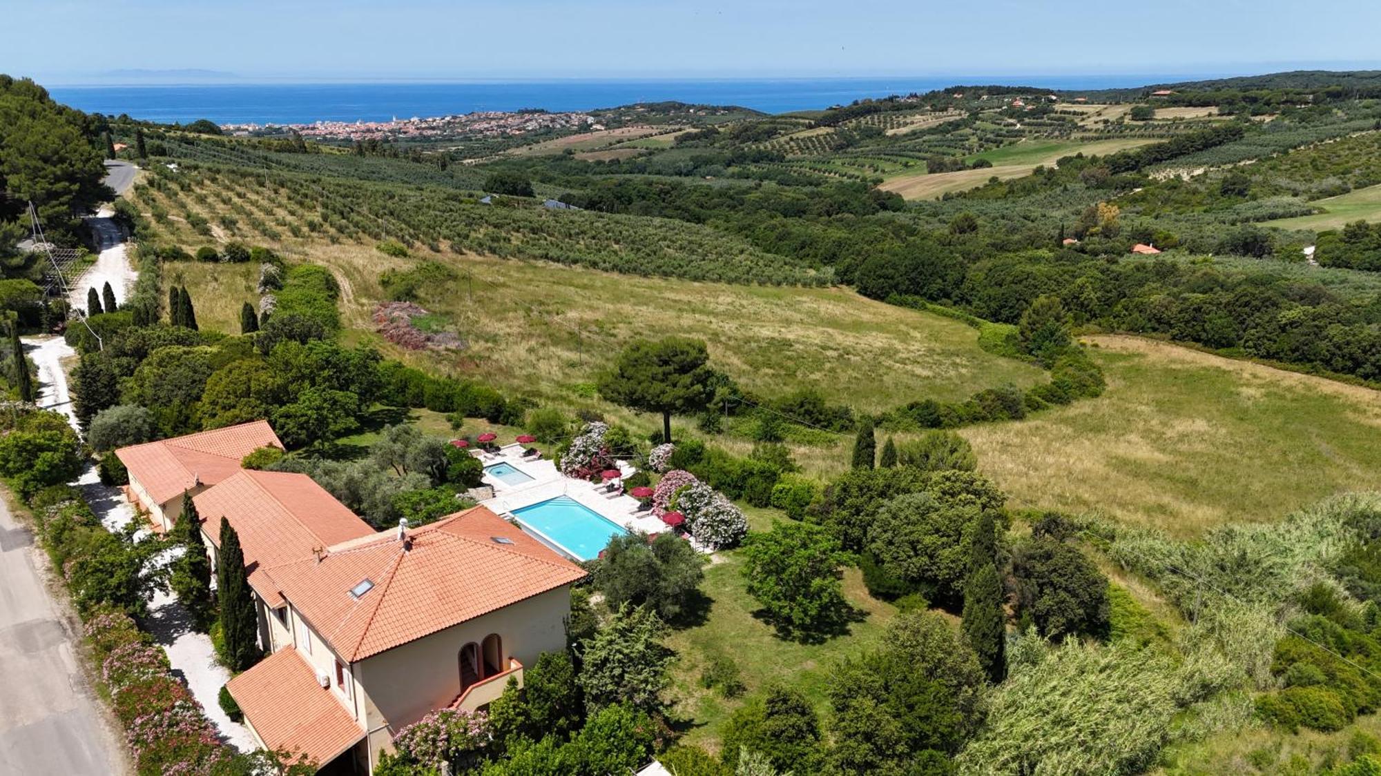 La Muccheria Aparthotel San Vincenzo Bagian luar foto